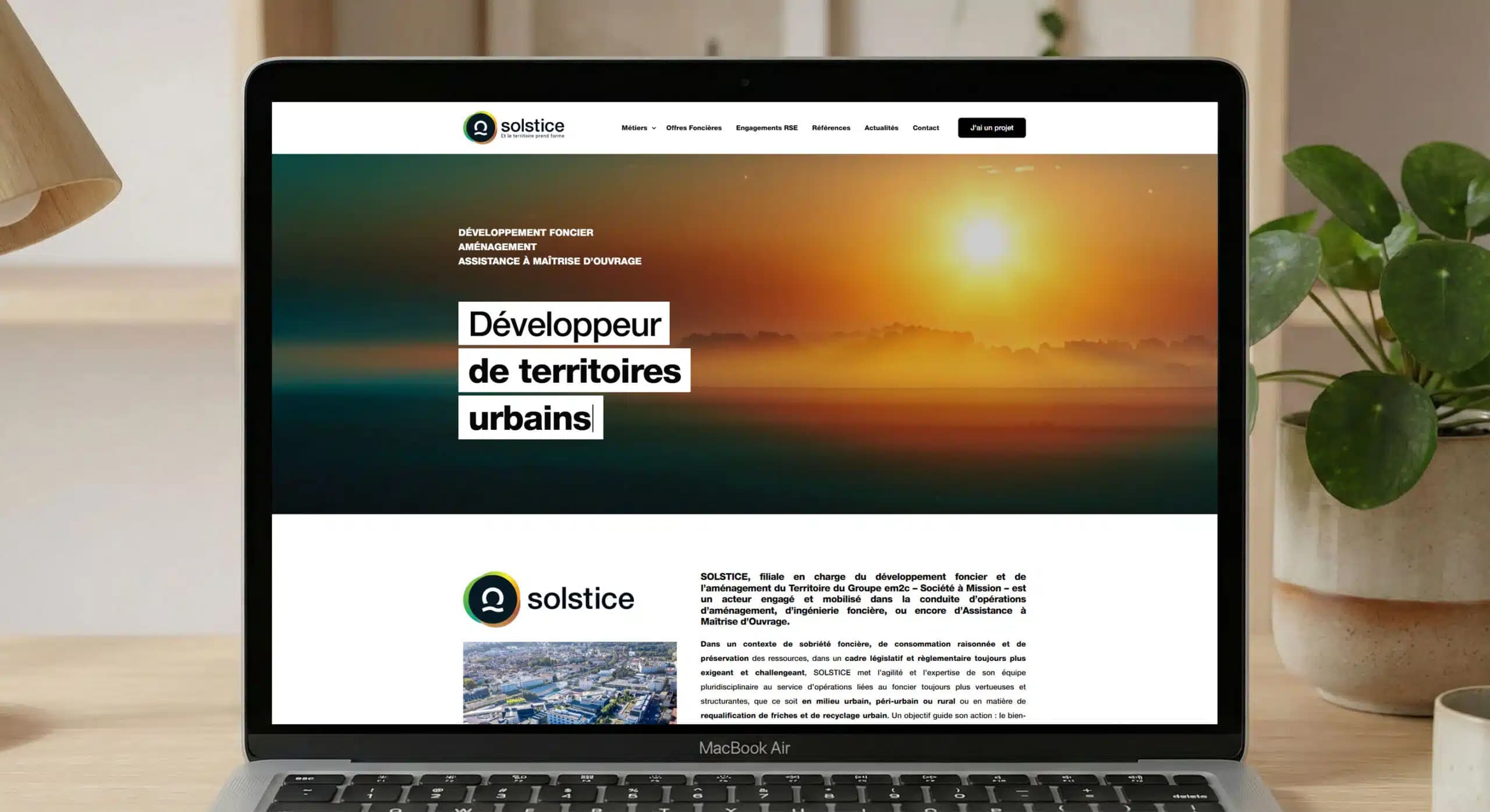 Site Solstice affiché sur un MacBook Air, hero coucher de soleil